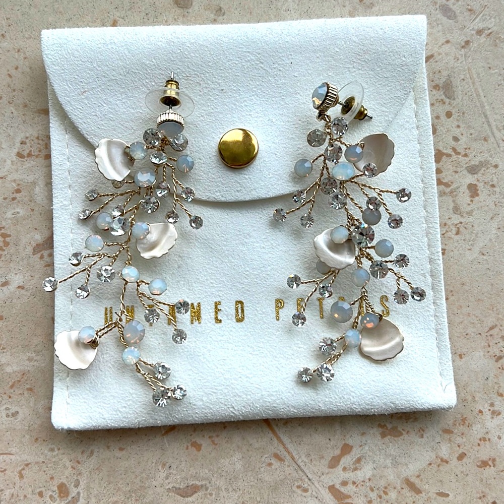 Untamed Petals Cannes earrings in gold